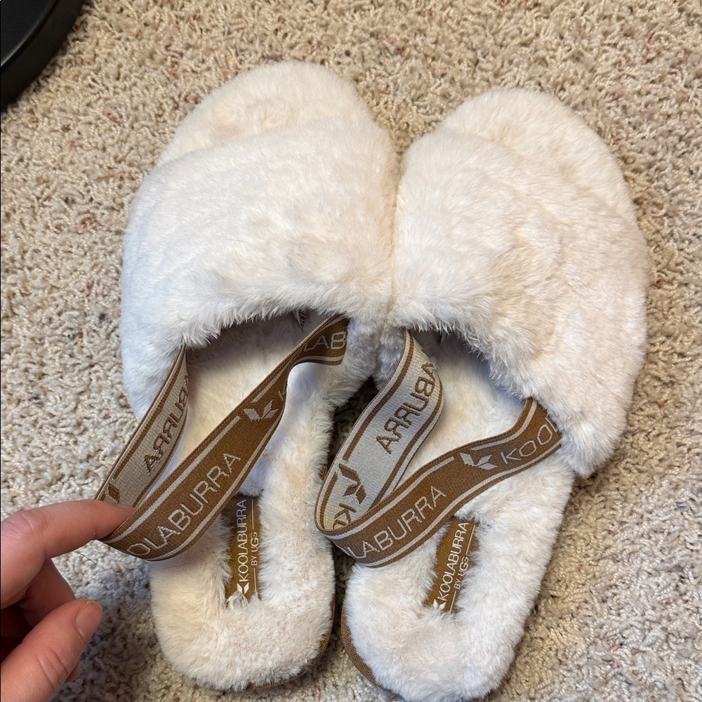 Koolaburra Women's Tan and Cream Plush Slippers. No tags but never worn.
